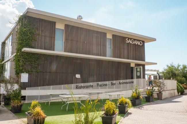 Edificio con insegna 