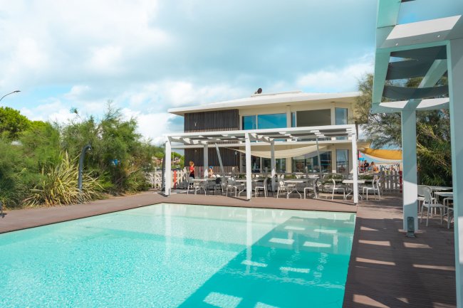 Piscina vicino a un ristorante all'aperto.