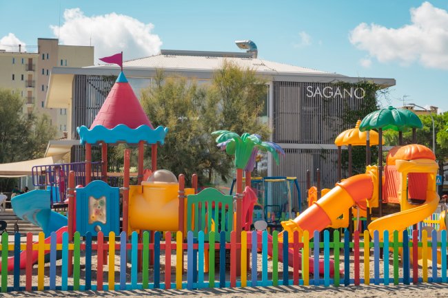 Parco giochi per bambini con scivoli colorati.