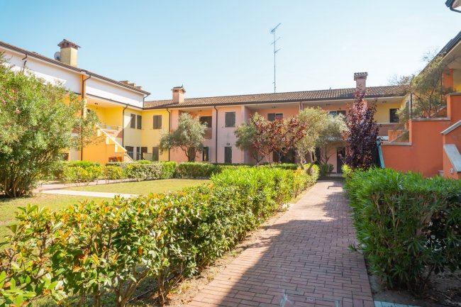 Vialetto di un residence circondato da giardini.