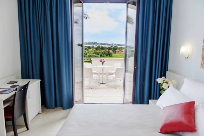 Camera con letto matrimoniale e balcone vista campagna.