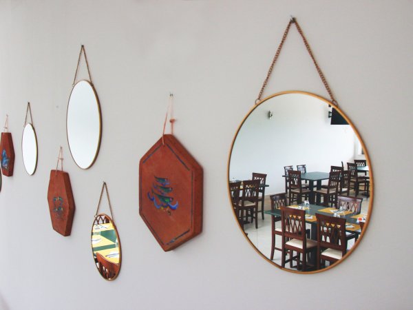 Specchi e decorazioni su una parete di un ristorante.