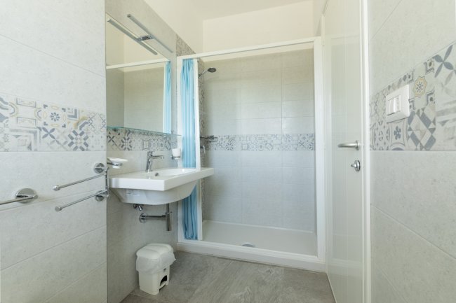 Bagno moderno con ampia doccia.